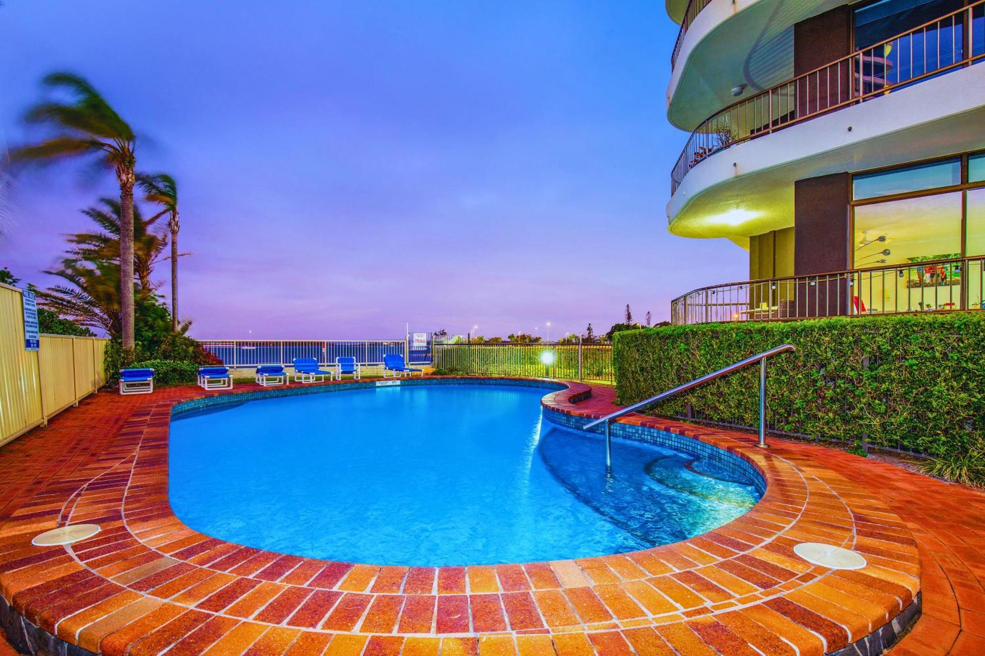 Broadwater Shores Waterfront Apartments Guldkusten Exteriör bild