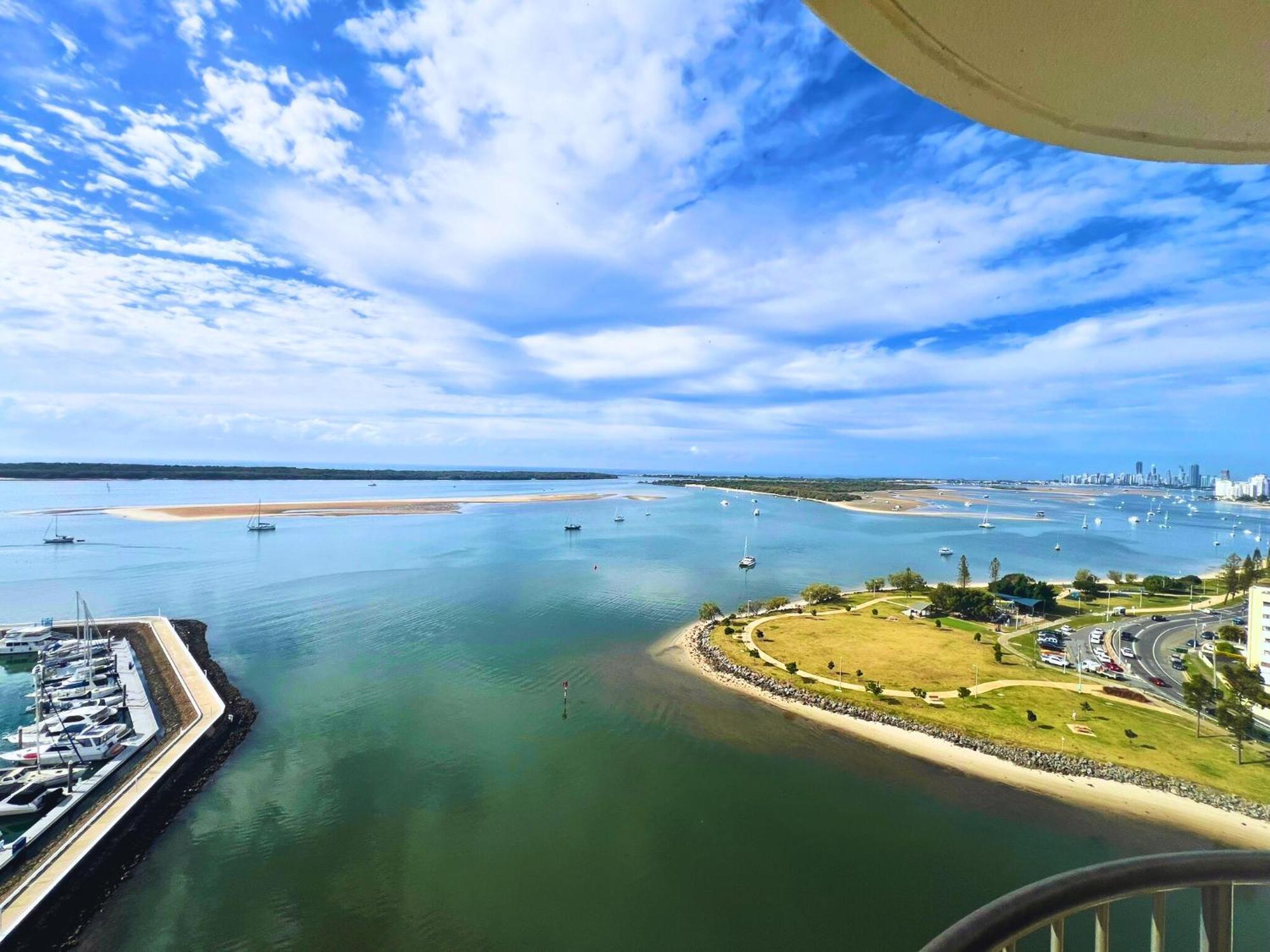 Broadwater Shores Waterfront Apartments Guldkusten Exteriör bild