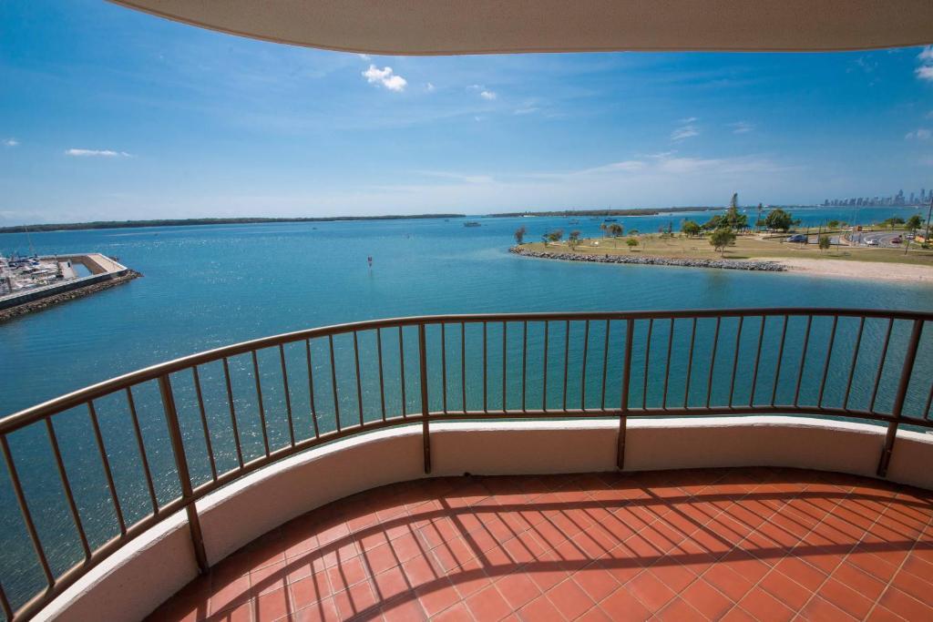 Broadwater Shores Waterfront Apartments Guldkusten Exteriör bild