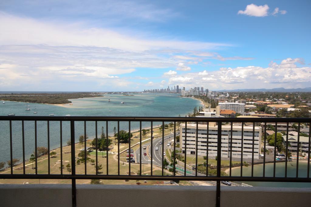 Broadwater Shores Waterfront Apartments Guldkusten Exteriör bild